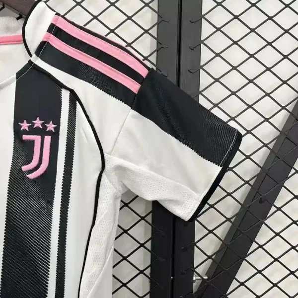 3feb0778b6e280f60d3c2a325b7c68399b8ff1db Juventus Soccer Jersey Home Kids Kit Jersey+Shorts 2025/26
